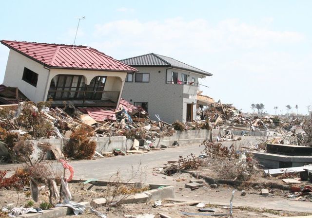 地震が原因の倒壊、津波