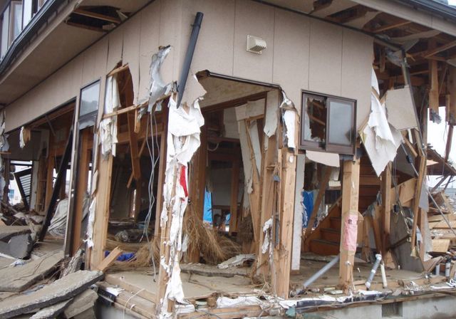 地震が原因の倒壊、津波